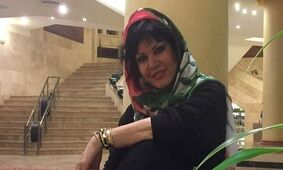 راز زیبایی خانه مامان علی کوچولو؛ ترکیب رنگ کله‌غازی با گل مصنوعی و عروسک‌های دهه 70! +ویدیو