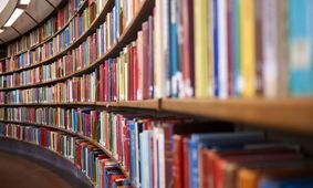 رسوایی درباره چاپ محتوای جنسی در کتابهای کودکان + عکس