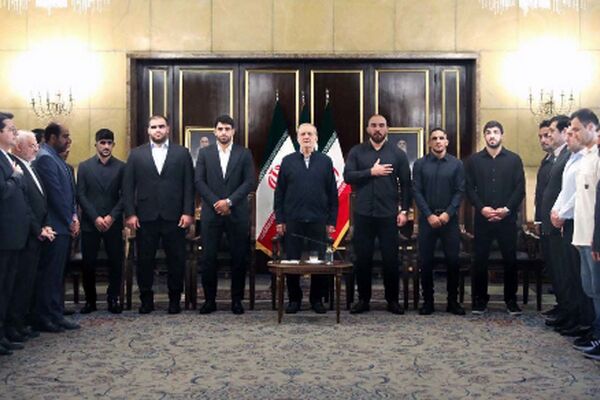 پزشکیان: تسلیم شدن در وجود ما نیست، به حریف امتیازی نمی‌دهیم!