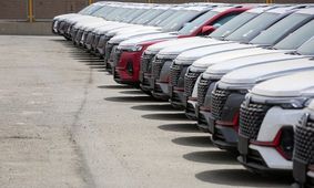 تعرفه خودروهای وارداتی ۱۰۰ درصد ماند/ برقی و هیبریدی هم در صف!