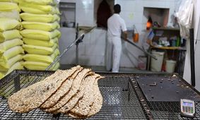 مهاجران افغان و صف‌های طولانی نان/ گرانی برای مردم، ارزانی برای نانوایان