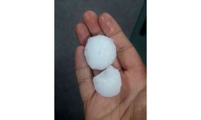  ظهر تاریک مشهد در زیر رگبار تگرگ‌های تخم مرغی / ببینید فیلم های  هولناک از سیل امروز مشهد  