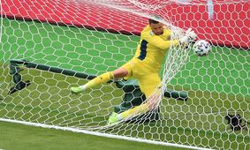 سنگربان لیگ برتری چهل سکه از یک هوادار متمول هدیه گرفت! + عکس