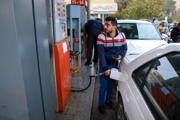 اظهارات یک اقتصاددان : یک باک بنزین نباید از یک پفک ارزان‌تر باشد
