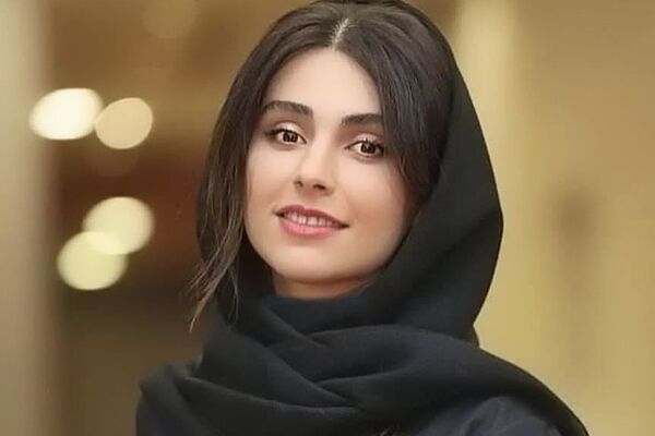 عکس حیرت‌انگیز لاله مرزبان در برج ایفل؛ وقتی وقار با هنر ترکیب می‌شود!
