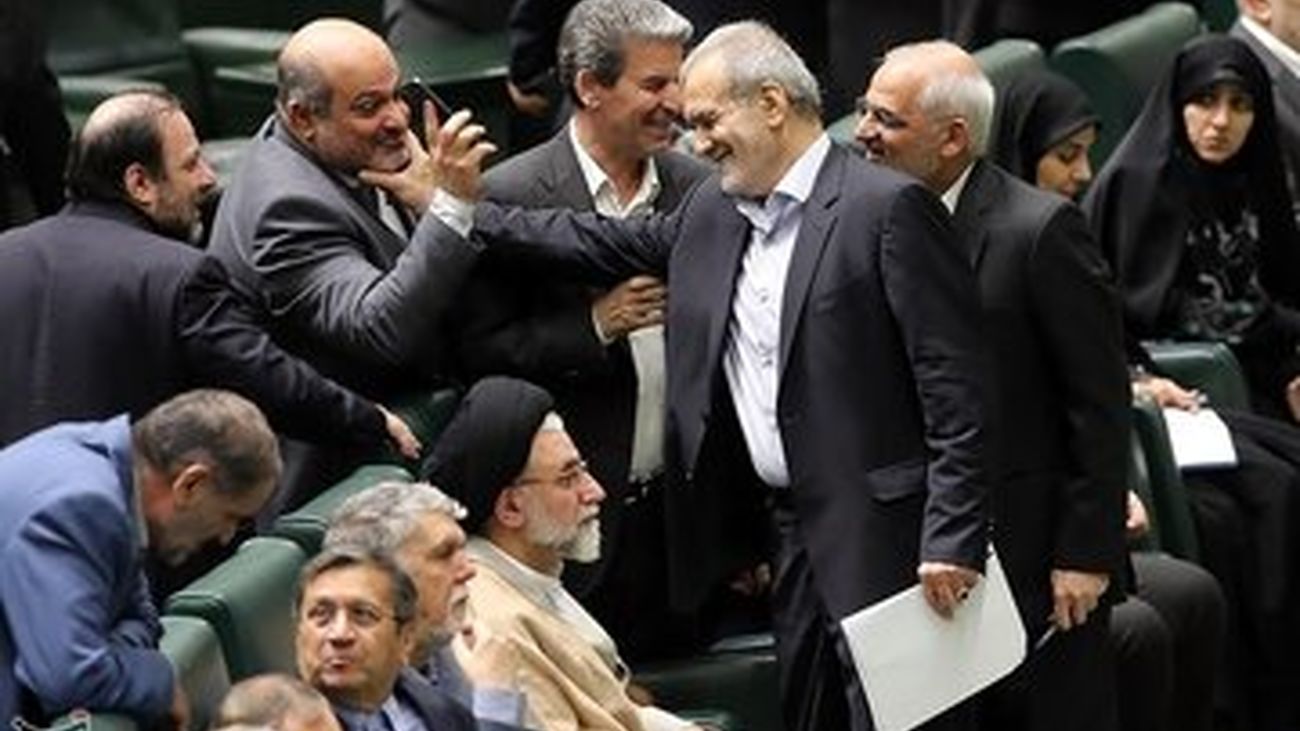 پزشکیان در صحن مجلس محاصره شد + تصاویر