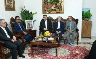 دیدار افشین خانی با خانواده اولین شهید بانک صادرات ایران/ تاکید بر الگوبرداری از سیره شهدا در خدمت‌رسانی به مردم