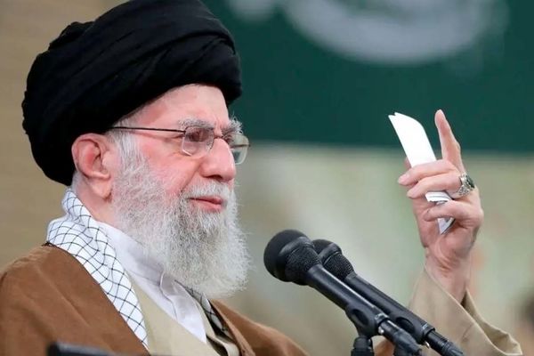 رهبر انقلاب: ملّت ایران، هویت خود را به رخ دشمنان کشید