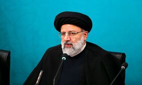 ببینید؛ رانندگیِ رئیسی با خودروی هیبریدی
