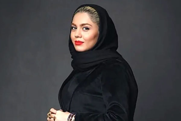 تیپ پسرانه آزاده زارعی با موهای از ته تراشیده و انگشتر مردانه شوکه‌تان می‌کند! + عکس