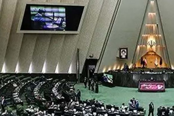 تنش لفظی دو نماینده در مجلس/ کوچک زاده خطاب به نماینده بناب؛ فکر می‌کند چون روحانی است اجازه دارد هر کاری بکند! + فیلم