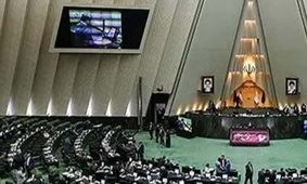 تنش لفظی دو نماینده در مجلس/ کوچک زاده خطاب به نماینده بناب؛ فکر می‌کند چون روحانی است اجازه دارد هر کاری بکند! + فیلم