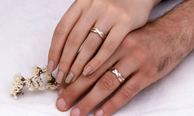 ازدواج همزمان 4 دختر خیلی زیبا با یک مرد مراکشی / یک شبه مخ همه را زد ! + فیلم