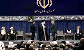 عکسی از لحظه اعطای حکم ریاست جمهوری مسعود پزشکیان از سوی رهبر انقلاب