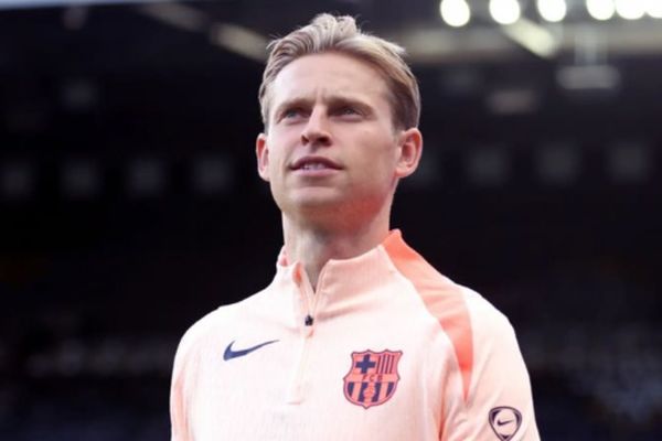 بررسی دلایل تاخیر در تمدید قرارداد دی یونگ با بارسلونا