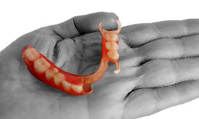 نادر قاضی‌پور: برخی بازنشسته‌ها  توان خرید دندان مصنوعی را هم ندارند