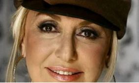 عکس دیده نشده گوگوش با چادر در حرم زیارتی!