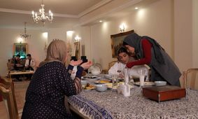 عکس بازیگر مشهور شام ایرانی با خانواده‌اش!