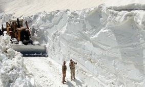 تصاویر باورنکردنی از مرزبانی در برف چندین متری اردیبهشت‌ماه