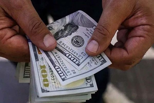دلار یک‌ساعته ۸ هزارتومان گران شد! 