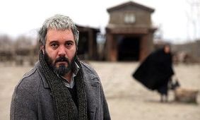 کامبیز دیرباز با استایل دهه شصتی و ریش پروفسوری؛ بازگشت شوکه‌کننده به 40 سال پیش!