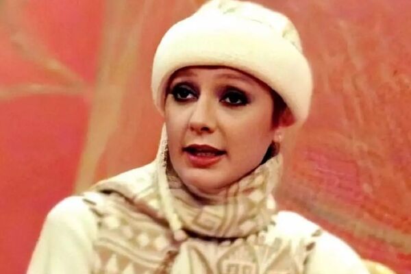 گریه‌های پر حسرت گوگوش در مراسم خاکسپاری مهستی؛ عکس کمیاب از سال 86!