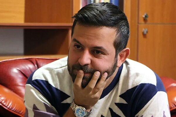تصاویر شوکه‌کننده دکوراسیون خانه هومن سیدی؛ لوستر مجلل و پذیرایی متفاوت + عکس