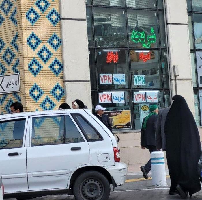 خرید و فروش فیلترشکن در اطراف حرم امام رضا ؛ دردسرهای زائران خارجی با فیلترینگ!