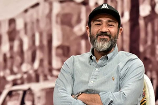 ماجرای عوض کردن فرم گوش‌های مهران غفوریان توسط کارگردان زیر آسمان شهر! + فیلم