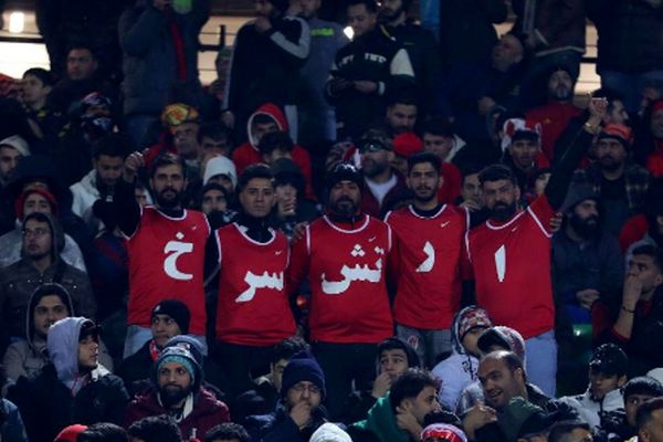 قیام هواداران پرسپولیس علیه بانک شهر/ پشت پرده چه می‌گذرد؟ +عکس