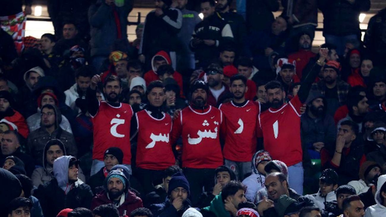 قیام هواداران پرسپولیس علیه بانک شهر/ پشت پرده چه میگذرد؟ +عکس