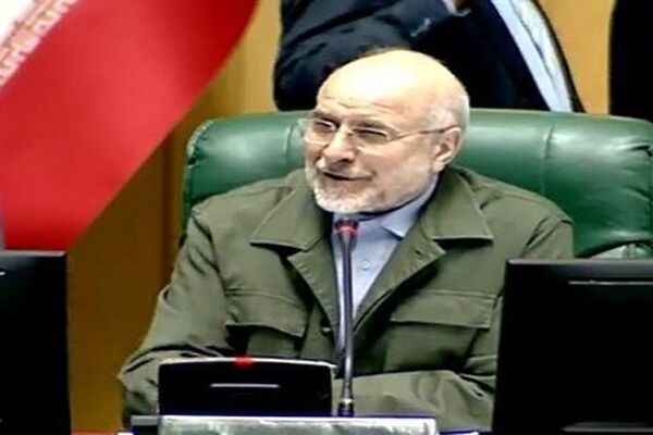 نماینده مجلس: دیروز یک جلسه بی‌خودی گذاشتیم، دو هزار تومان رفت روی دلار