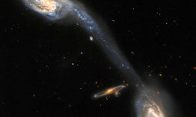 هابل تصویری خیره‌کننده‌ از اتصال دو کهکشان در فاصله 200 میلیون سال نوری زمین منتشر کرد
