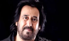 عکس دیده نشده از تیپ جنجالی شهرام شب‌پره در خیابان‌های تهران سال ۵۶!