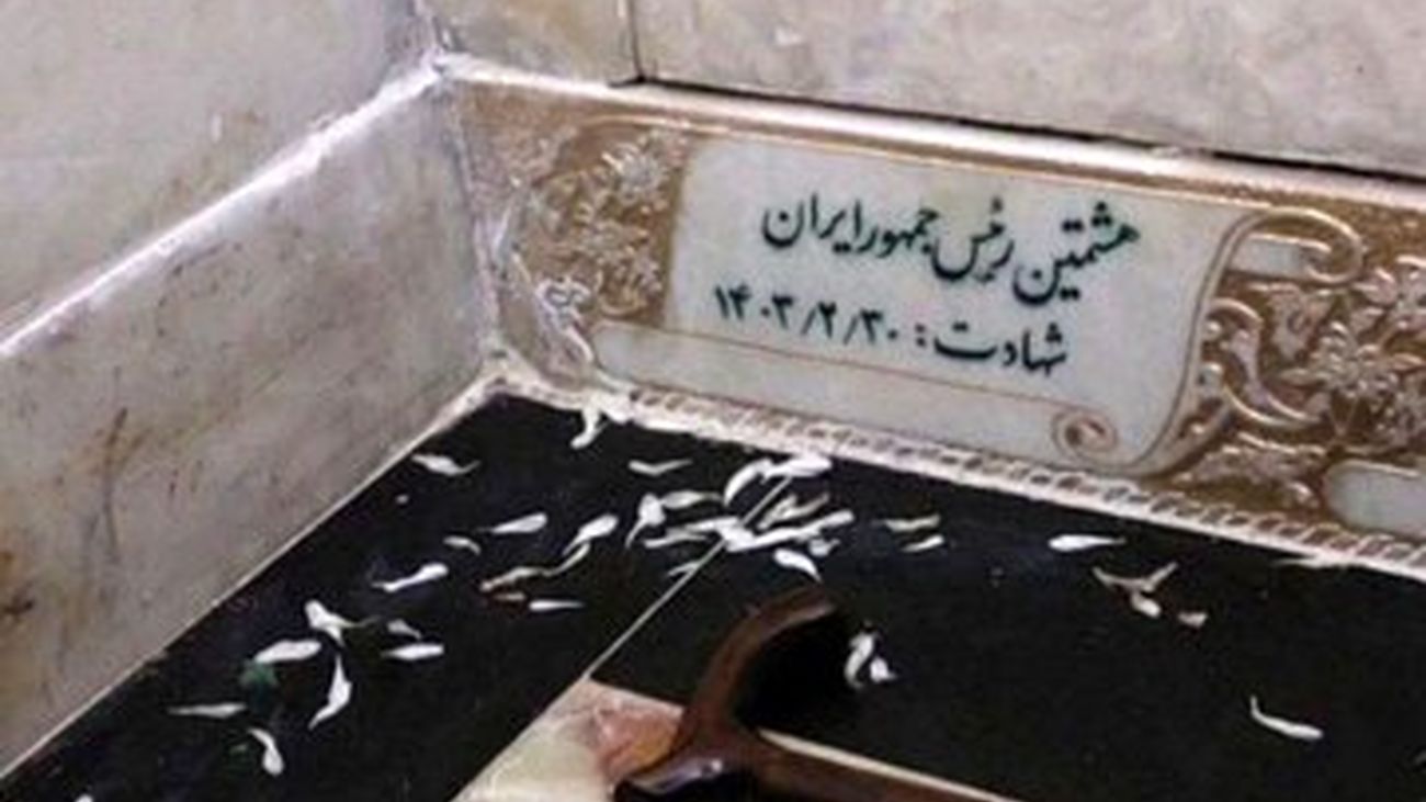 عکسی از اشتباه عجیب در نوشته سنگ مزار شهید ابراهیم رئیسی