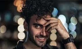 تغییر جنسیت جذاب ترین بازیگر مرد ایرانی + عکس با تاپ و دامن کوتاه 