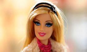 این دختر مو بلوند باربی زنده ایران است + عکس 2 نفره با نیوشا ضیغمی 