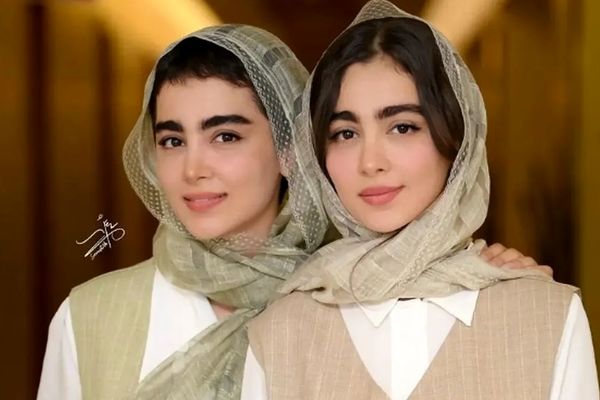 مادر محسن تنابنده شگفت‌زده شد: تبریک دوقلوها به مادرشان از لوکیشن رستوران در روز مادر!+ ویدیو