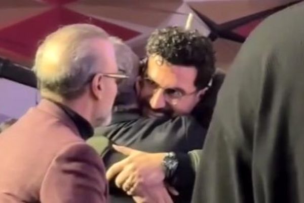 رامبد جوان تندیس حافظ را در آغوش گرفت؛ آیا امیرحسین قیاسی حقیقت پنهان این ذوق را فاش خواهد کرد؟