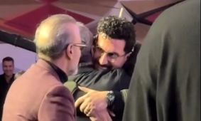 رامبد جوان تندیس حافظ را در آغوش گرفت؛ آیا امیرحسین قیاسی حقیقت پنهان این ذوق را فاش خواهد کرد؟