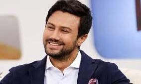 رونمایی شاهرخ استخری از چهره جدید و سبیل دارش / اصلا بهت نمیاد !