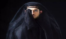 عکس ناجور از اشکان خطیبی در خیابان های خارج / آرایش چشم آقای بازیگر با استایل زنانه !
