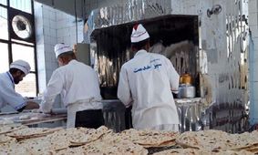 مردم در صف گرانی باقی ماندند / نانواها همچنان نان را به دلخواه می‌فروشند + فیلم