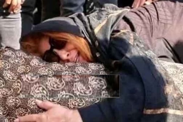 مروری جنجالی بر مراسم یادبود پسر نسرین مقانلو؛ چهره‌های مشهور مثل کامران تفتی و هادی ساعی در قاب دوربین! +فیلم