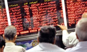 کت قرمز بر تن بورس ماند+ نمادها