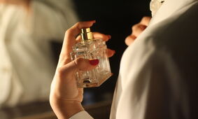 چرا در فصل تابستان و پیش از قرار گرفتن در معرض نور مستقیم آفتاب، باید از زدن عطر پرهیز کرد؟