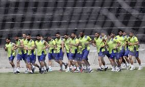 یک پرسپولیسی دروازه‌بان استقلال را روانه بیمارستان کرد!