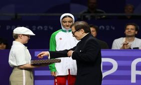 جکی چان به دختر ایرانی جایزه داد!