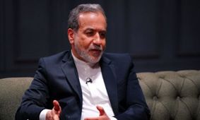 عکس عراقچی وزیر امور خارجه ایران  با پوشش عجیب در سفر به عراق