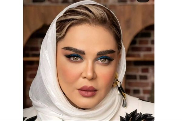 ژست شوکه‌کننده ملکه‌ای بهاره رهنما با لباس عجیب!